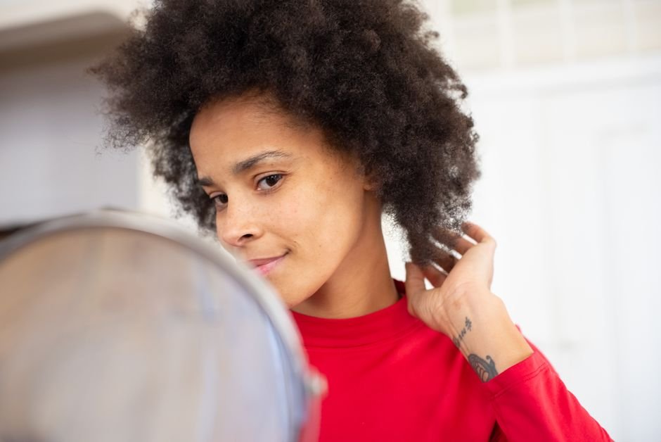 Mujer con confianza mirándose al espejo