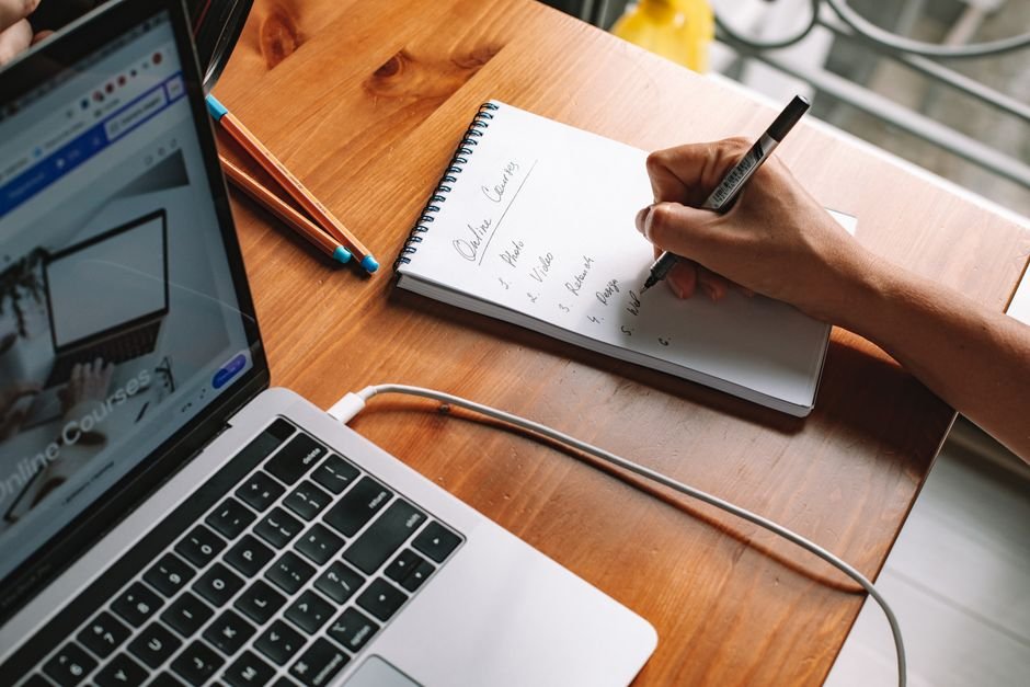 Persona investigando cursos de certificación online en portátil