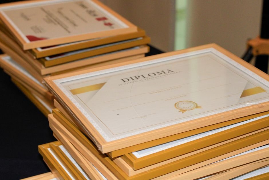Diplomas enmarcados en una ceremonia académica, certificación ICF